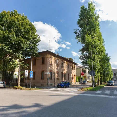 Guesthost - Station Essential With Parking شقة *