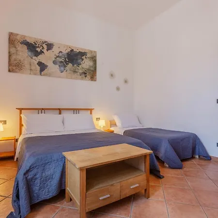 Station Essential With Parking Apartman