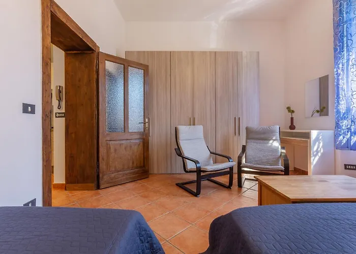 Guesthost - Station Essential With Parking Ferrara